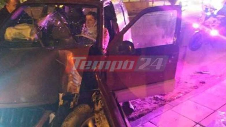 Πάτρα: «Καρφώθηκαν» με το αυτοκίνητό τους σε κολώνα – Δύο τραυματίες