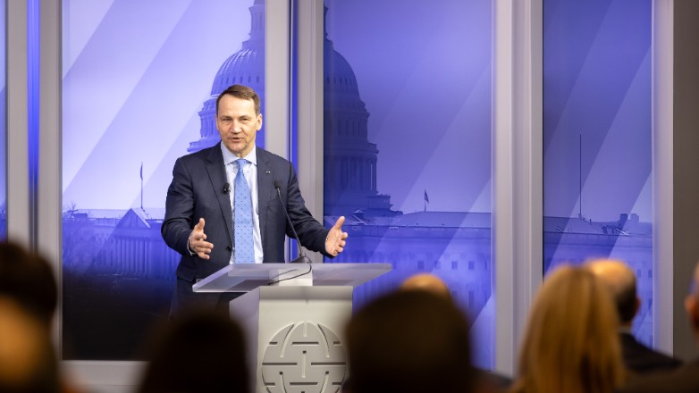 Σικόρσκι: «Η Δύση πρέπει να στηρίξει την Ουκρανία για να αποτρέψει την εξάπλωση του πολέμου»