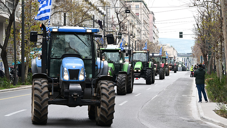 Αποχωρούν από τα μπλόκα οι αγρότες