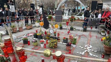 Λάρισα: Συγκίνηση στα αποκαλυπτήρια του μνημείου για τα θύματα των Τεμπών – «Υπερασπίσου το παιδί»