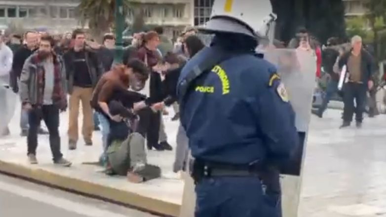 Στιγμιότυπο από την ένταση και τα επεισόδια μπροστά από την Βουλή – Δείτε το βίντεο