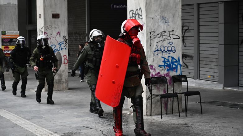 Έβαψαν με κόκκινη μπογιά άνδρα των ΜΑΤ