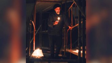 57 κεριά άναψαν στα Τίρανα για τα θύματα των Τεμπών