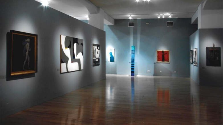 «Άνδρα πολύτροπον»: Η ζωή και το έργο του Γιάννη Κωστόπουλου στο Μουσείο Μπενάκη