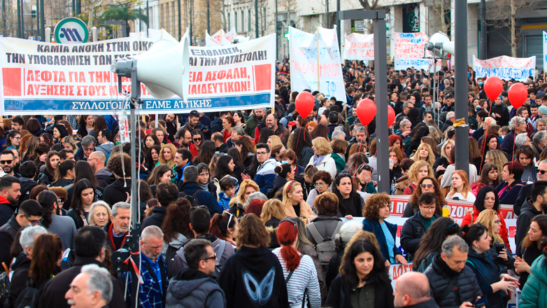 Χιλιάδες κόσμου στις συγκεντρώσεις – Έκλεισε το κέντρο της Αθήνας