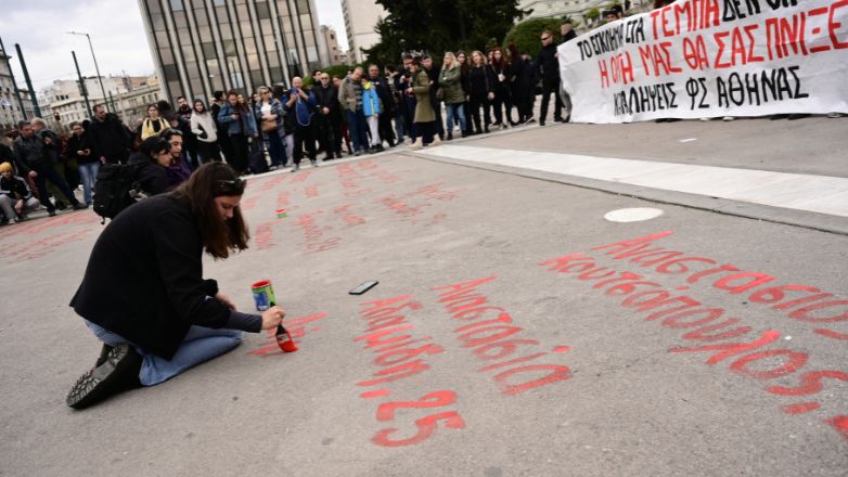 Έγραψαν τα ονόματα των θυμάτων των Τεμπών μπροστά από το μνημείο του Αγνώστου Στρατιώτη