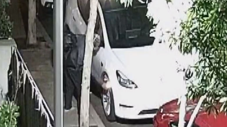 Βίντεο: Περαστικός βάζει φωτιά σε δύο παρκαρισμένα Tesla με αναπτήρα και χαρτί