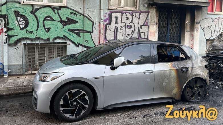 Εξάρχεια: Έπιασαν φωτιά τρία σταθμευμένα αυτοκίνητα