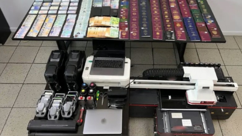 «Illuminati»: Δύο συλλήψεις για πλαστογραφία εγγράφων και διακίνηση μεταναστών