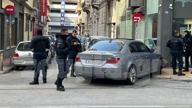 Χειροπέδες σε δύο άνδρες μετά από καταδίωξη στα Εξάρχεια – Aποκλειστικές εικόνες