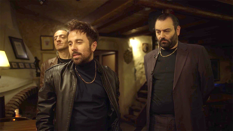 Στα Σύρματα: Ο Σπύρος αδειάζει τη θυρίδα και συστήνεται στη Βανέσα ως Ιούλιος