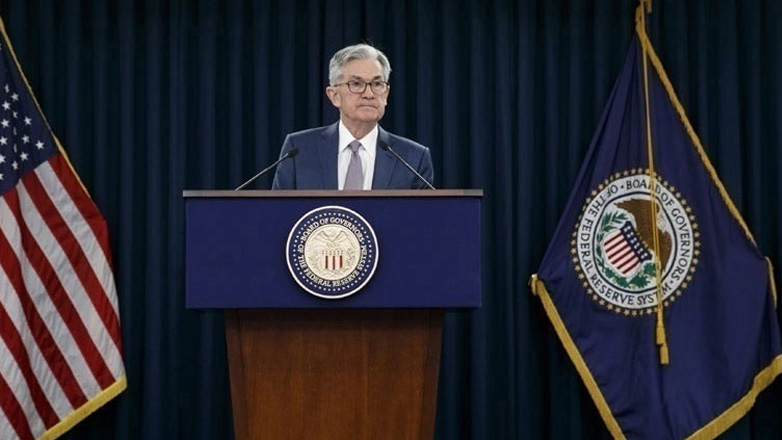 Η Fed διατηρεί τα επιτόκιά της, δεν προβλέπει ακόμη τη μείωσή τους