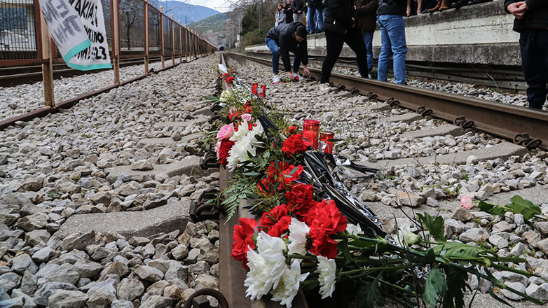 Θεσσαλονίκη: Γονείς καταγγέλλουν ότι γυμνασιάρχης έσκισε λίστα που είχαν φτιάξει μαθητές με τα θύματα των Τεμπών