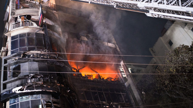 Μπανγκλαντές: Τουλάχιστον 46 νεκροί από την πυρκαγιά που ξέσπασε σε επταώροφο κτήριο στην Ντάκα