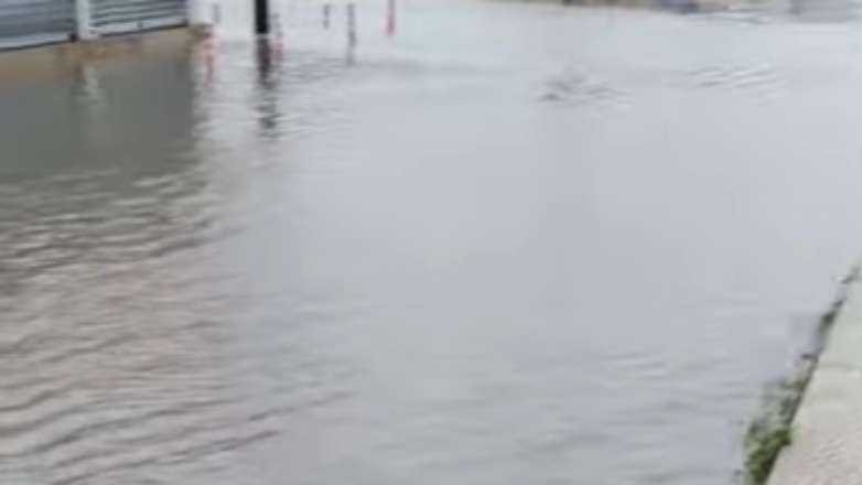 Απροσπέλαστοι οι δρόμοι από τις πλημμύρες στην Παραλία Κατερίνης
