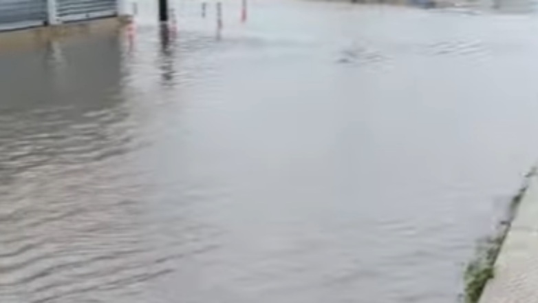 Απροσπέλαστοι οι δρόμοι από τις πλημμύρες στην Παραλία Κατερίνης