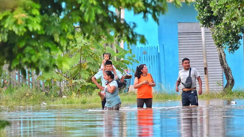 Ακατάπαυστες βροχές στη Βολιβία, πόλη εν μέρει βυθισμένη κάτω από τα νερά
