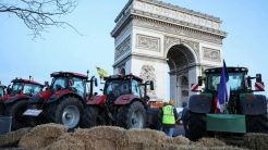 Κινητοποίηση αγροτών γύρω από την Αψίδα του Θριάμβου στο Παρίσι