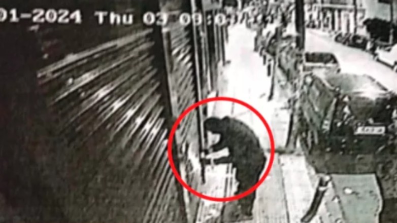 Πετράλωνα: Βίντεο ντοκουμέντο από τη στιγμή που ζευγάρι τοποθετεί βόμβα σε τράπεζα