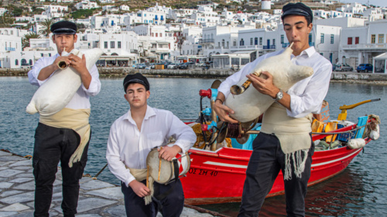 Μύκονος: Μαθητές με την τσαμπούνα και το τουμπάκι τους μεταφέρουν στη Θεσσαλονίκη την παραδοσιακή μουσική του νησιού