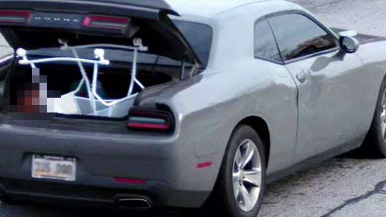 Βίντεο: Μητέρα οδηγούσε με ανοικτό πορτπαγκάζ στο οποίο είχε βάλει και τον 12χρονο γιο της