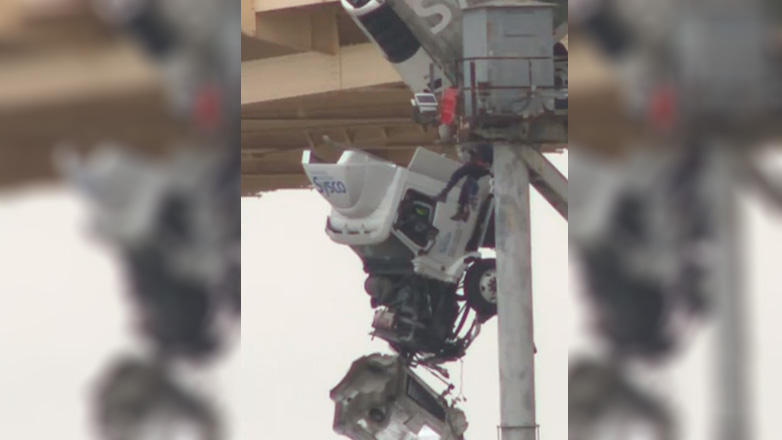 Νταλίκα κρεμόταν από μια γέφυρα στο Κεντάκι