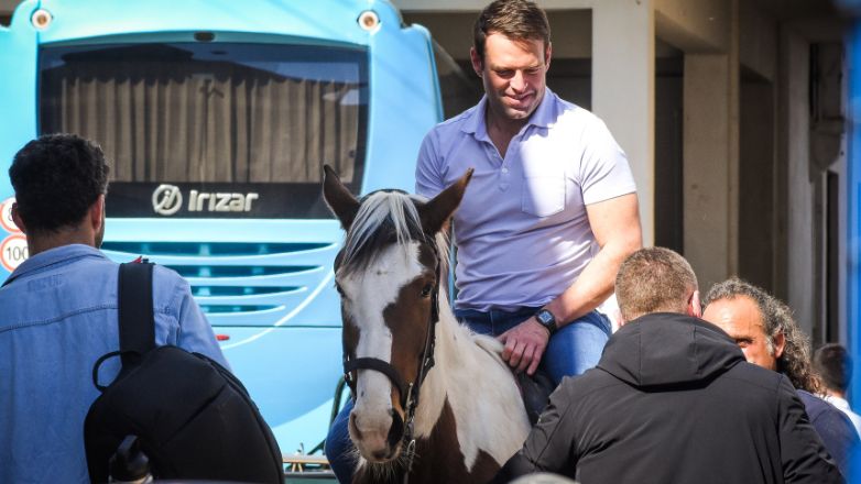 Η βόλτα Κασσελάκη με το άλογο «Σελήνη» που του χάρισαν στην Αργολίδα