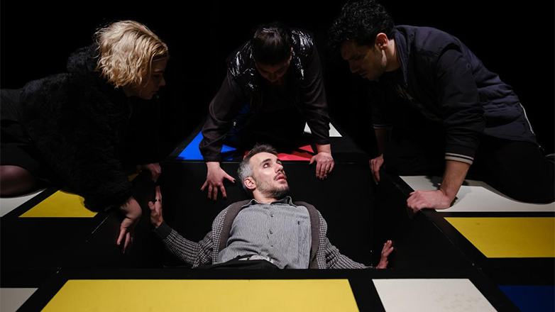 «Κρυφτό» στο θέατρο Altera Pars – Παράταση μέχρι τέλος Απριλίου