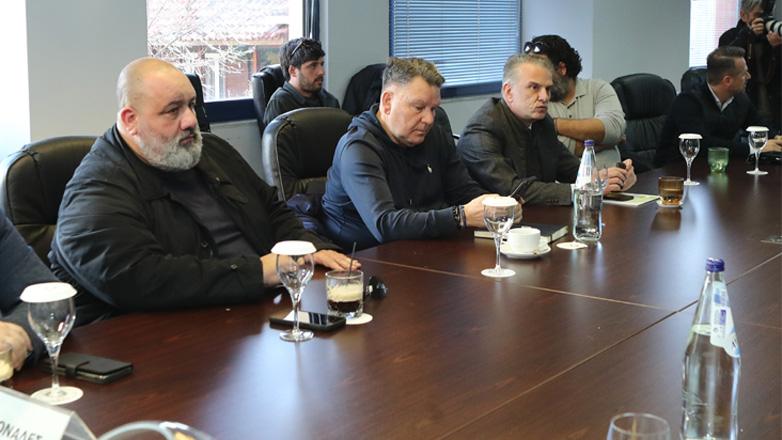 Κλήρωση πλέι οφ Super League: Παραλίγο να πιαστούν στα χέρια Κούγιας και Κοσμάς