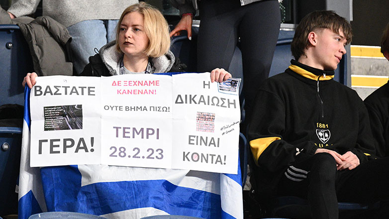 Πανό για τα Τέμπη στην εξέδρα του Παγκοσμίου πρωταθλήματος στη Γλασκώβη – «Δεν ξεχνάμε κανέναν»