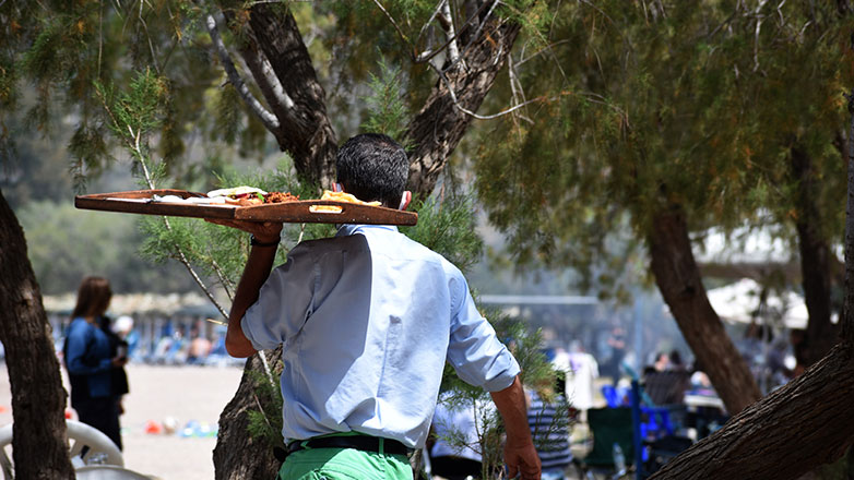 Οργιάζει η «μαύρη» εργασία στα νησιά