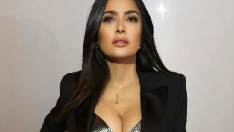 Σάλμα Χάγιεκ: Οι σέξι φωτογραφίες της με κοστούμι