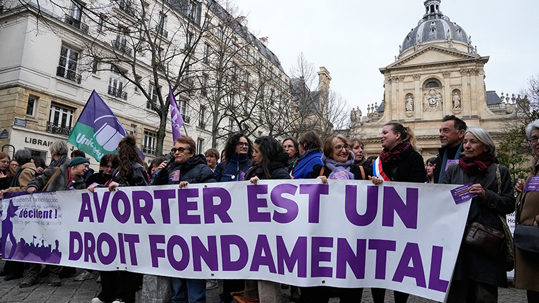 Η Γαλλία γίνεται η πρώτη χώρα που συμπεριλαμβάνει «ρητά και απερίφραστα» την άμβλωση στο Σύνταγμά της