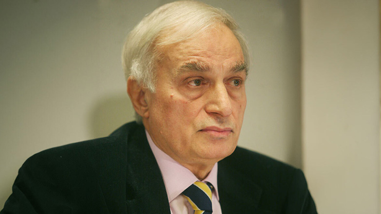 Μανώλης Μαυρομμάτης: Ξύπνησε από την καταστολή, αλλά παραμένει στη ΜΕΘ