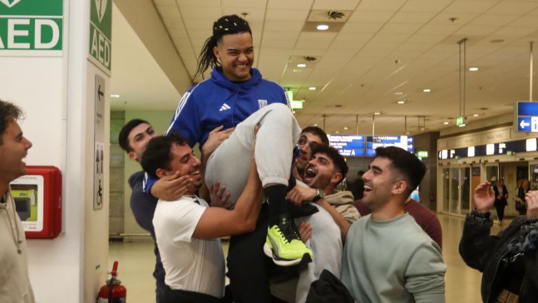 Επέστρεψε στην Ελλάδα ο Καραλής και αποθεώθηκε για το χάλκινο μετάλλιο