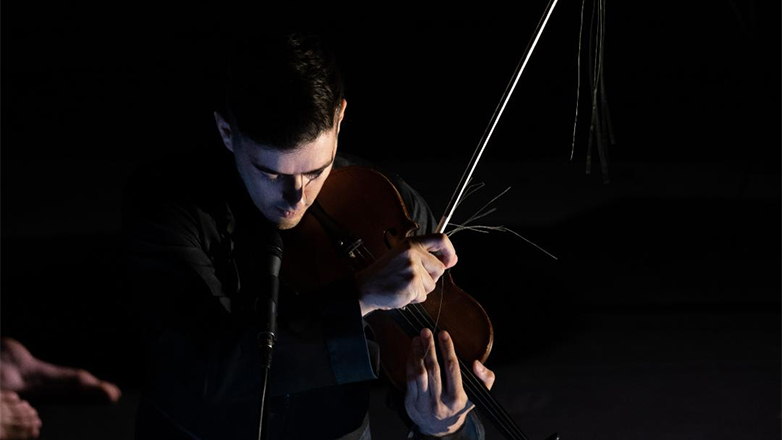 «A Man and His Double»: Επιστρέφει στο ΠΛΥΦΑ για 4 παραστάσεις