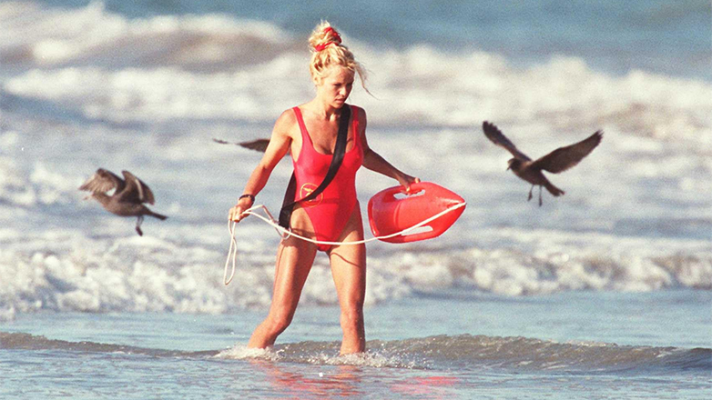 «Baywatch»: Eπιστρέφουν τα εμβληματικά κόκκινα μαγιό