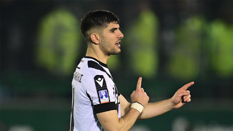 H UEFA αποθέωσε τον Κουλιεράκη!