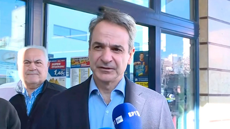 Αυτοψία Μητσοτάκη σε σούπερ μάρκετ για τον έλεγχο των τιμών