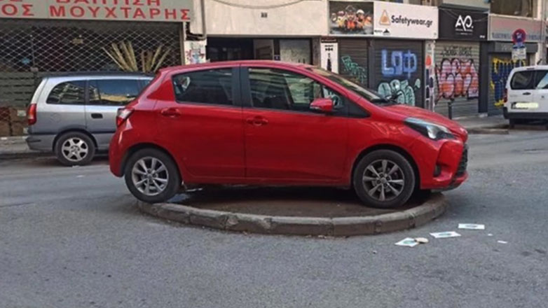 Αδιανόητο παρκάρισμα στη Θεσσαλονίκη – Το παράτησε πάνω στη στρογγυλή νησίδα