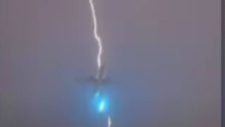 Δείτε βίντεο: Η τρομακτική στιγμή που κεραυνός χτυπά αεροπλάνο στον αέρα