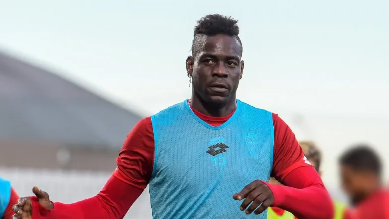 Ο Μπαλοτέλι πέταξε δυναμιτάκι μέσα στα αποδυτήρια της Άδανα Ντεμίρσπορ!