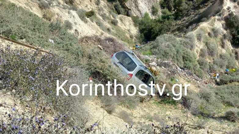 Κορινθία: Σε χαράδρα εντοπίστηκαν δύο αυτοκίνητα στο Ζευγολατιό