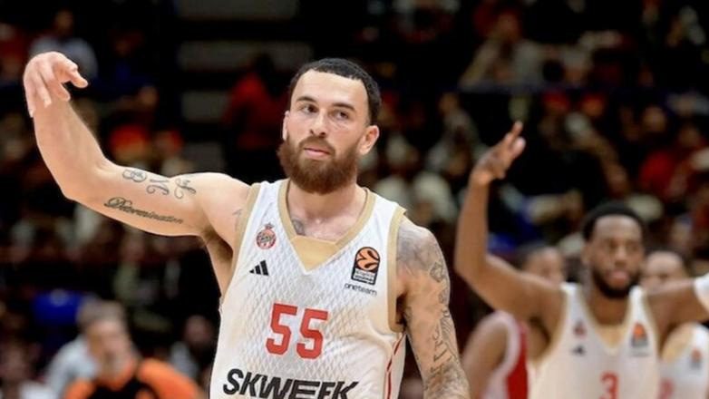 Ο Μάικ Τζέιμς έγινε πρώτος σκόρερ της Euroleague και πήρε την μπάλα… σπίτι του!