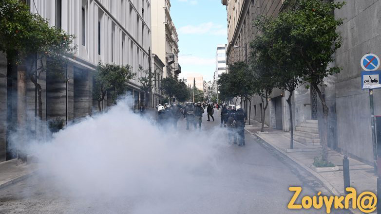 Χημικά και ένταση στο πανεκπαιδευτικό συλλαλητήριο για τα ιδιωτικά πανεπιστήμια