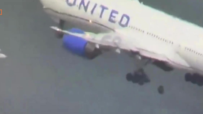 Boeing 777 χάνει τροχό στην απογείωση και διέλυσε αυτοκίνητα!