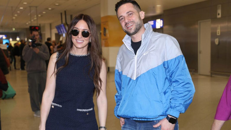 Καλομοίρα: Επέστρεψε στην Ελλάδα – Στο αεροδρόμιο με τον σύζυγό της Γιώργο Μπούσαλη