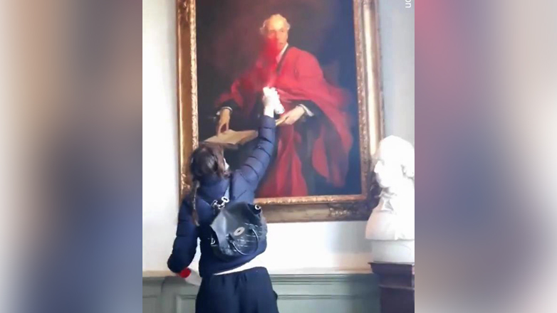 Βρετανία: Ακτιβιστές υπέρ των Παλαιστινίων κατέστρεψαν πίνακα Βρετανού πολιτικού που ήθελε ανεξάρτητο το Ισραήλ