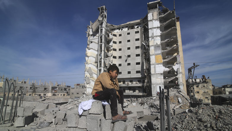 Το Ισραήλ έπληξε ένα από τα μεγαλύτερα συγκροτήματα κατοικιών στη νότια Ράφα