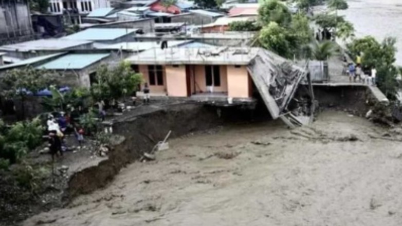 Ινδονησία: Τουλάχιστον 18 νεκροί και 5 αγνοούμενοι από πλημμύρες